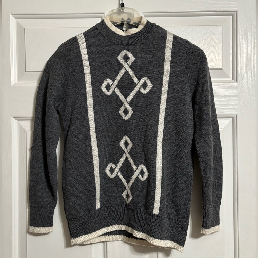 Vintage gray sweater with geometric design.